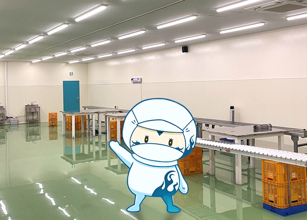 クリーンルームの環境写真とスタッフキャラクター